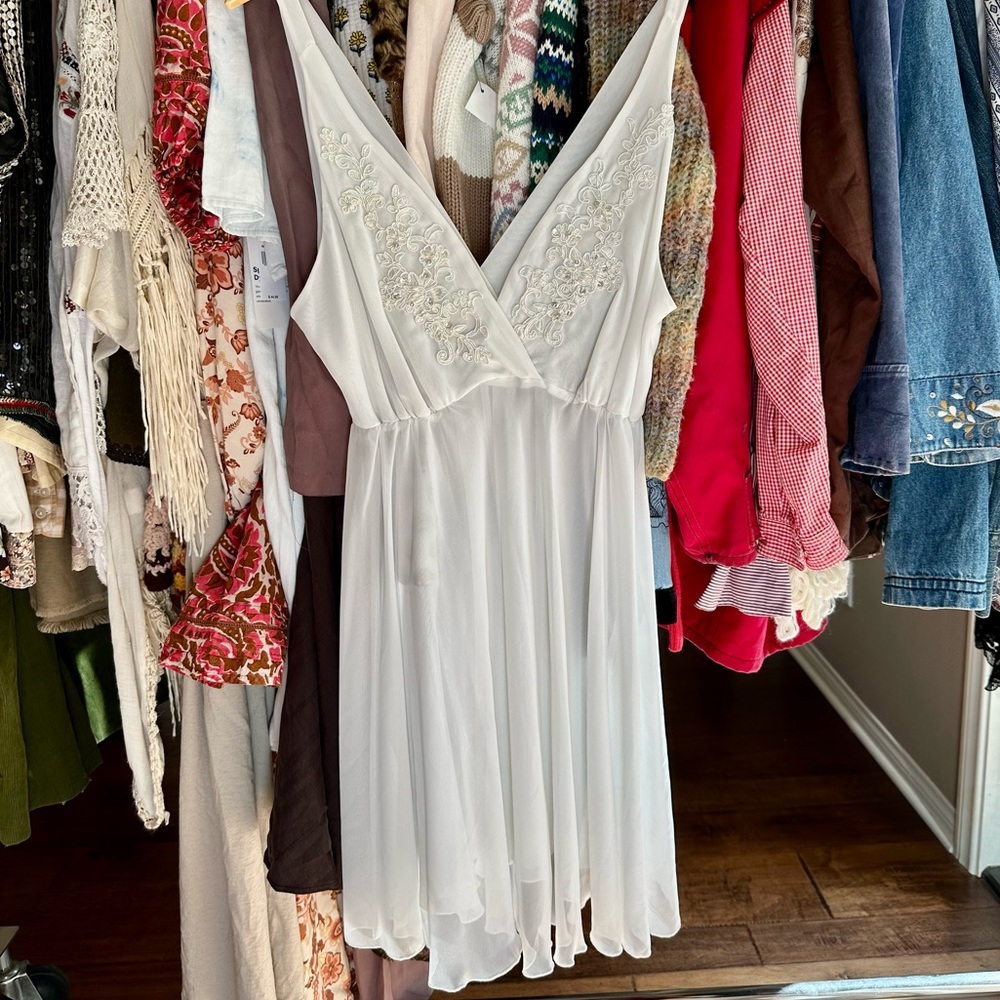 Linia Donatella Embroidered Chiffon Dress – Ivory White Floral Beaded